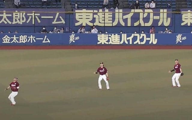 楽天野手陣が“3人並んで大混乱”　思わず顔見合わせた「世にも奇妙な外野フライ」