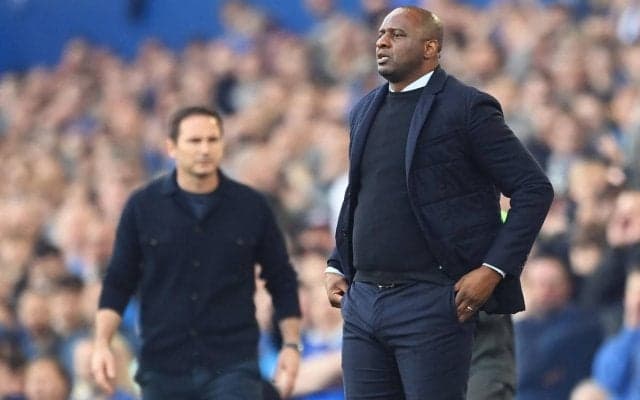 監督がファンにローキック!? 大逆転での残留決でエバートンファンがピッチに乱入し罵倒か