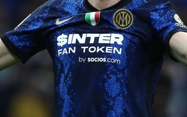 インテル、来季ホームユニはシンプルな青黒ストライプ! エンブレム上部の星が消える可能性も