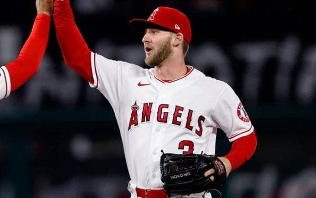 【MLB】“打撃4冠”ウォード、アクシデントで交代　外野フェンスに衝突、マドン監督も心配げ