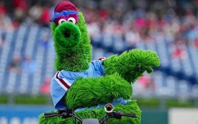 【MLB】敵軍ファンを顔面KO…　“狂気のマスコット”に大激論「残酷だ」「これは最高」