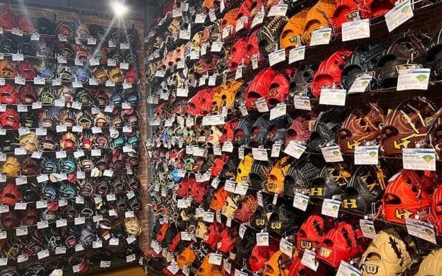 来店しなくても自分に合ったグラブを選べる　3D VR＋オンライン接客を導入した野球専門店