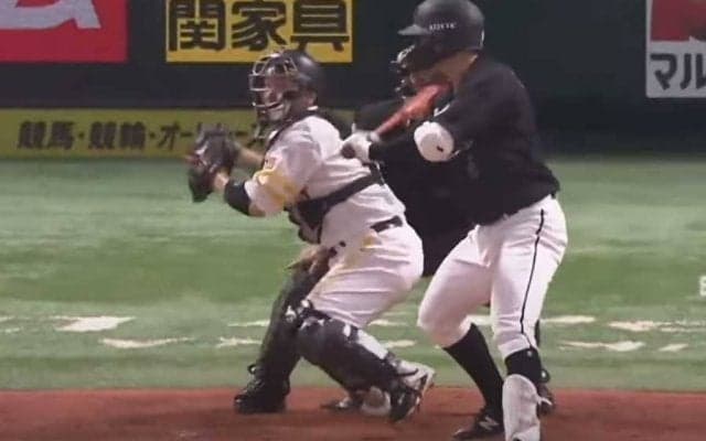 捕る前に投げている？　時空バグった“甲斐キャノン”「見れば見るほど意味わからん」