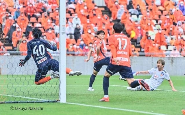 仙台の先制ゴール直前にベンチから的確指示！「DFラインへの攻撃指令」が名倉巧の得点を生んだ