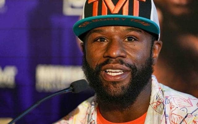 メイウェザーがリングガールに悪戯　仕事を奪った珍行動に海外爆笑「彼女困ってるよ」