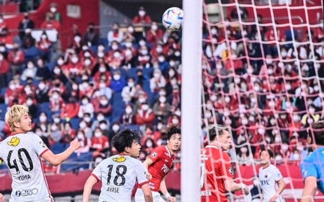 浦和サポーター「スタジアム熱唱」の前後に巨大エンブレムを掲示！ 3万7000人大観衆が作った熱狂空間