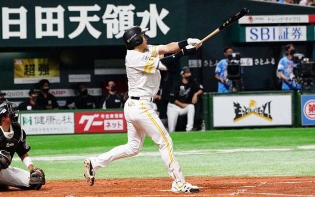 鷹・柳田悠岐、“宇佐見打法”で確信の7号2ラン　3人の子どもの前で豪快アーチ