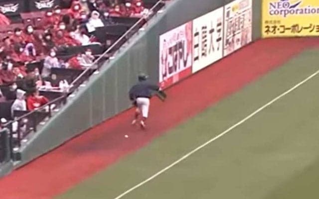 グラウンドを逃げ惑うボールボーイは「好判断」　椅子抱えての“逃亡劇”に大賛辞