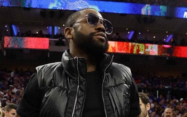 メイウェザー、試合中なのに実況席に返事する珍行動　海外爆笑「返答後の一発が美しい」