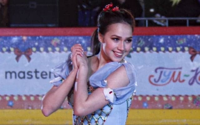 「この美しさは何なんだ？」ザギトワ、ビーチで魅せた“水玉ワンピ姿”にファン歓喜！「魅力の極み」