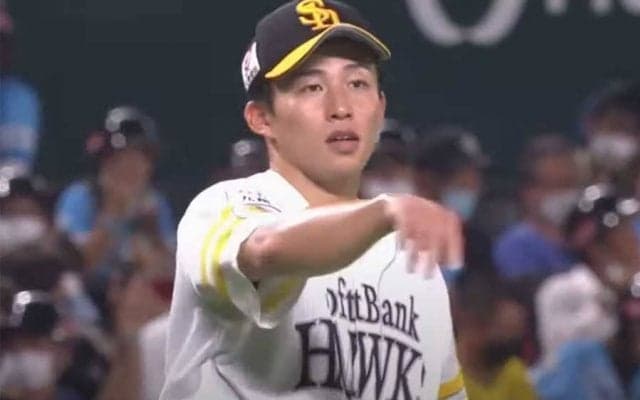 「球伸びすぎて意味わからん」　変幻自在の“爆肩3連発”が「送球えぐい」