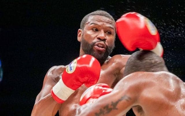 メイウェザー、リングガール困惑させた悪戯に海外メディアも注目「笑い取る余裕あり」