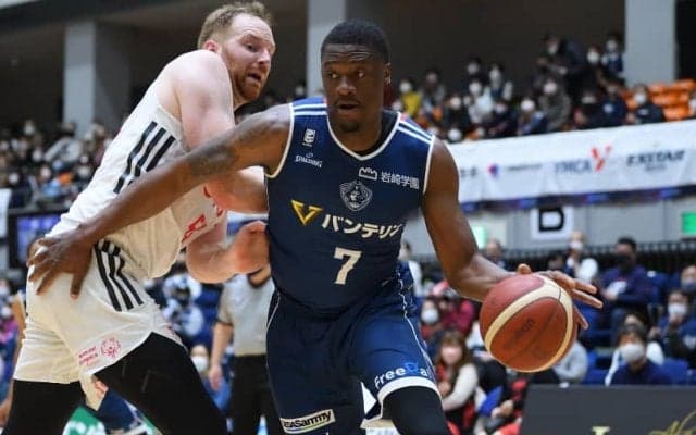 横浜がリバウンドランキング6位のレジナルド・ベクトンとの契約満了を発表