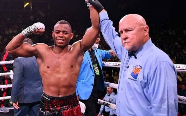 ボクシング審判が右フック“被弾”　ゴング直後の珍事に海外驚き「偉大だ」「強いな」