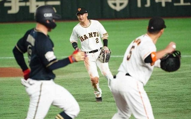 目の前の走者を逃がす「判断神すぎた」　咄嗟の“アウト後回し”が「素晴らしすぎ」