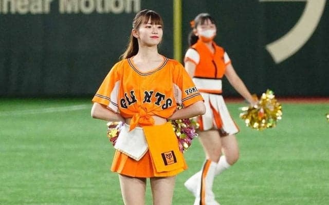 美しすぎる開脚は「1位のポーズ」　巨人ヴィーナス菊池桃子さんが魅せる柔軟性