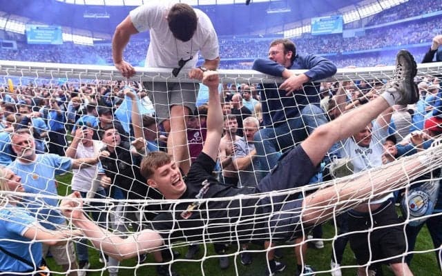 「選手が刺されたらどうなる？」相次ぐサポーターのピッチ乱入に現役FWが警鐘「簡単に殺されてしまうかもしれない」