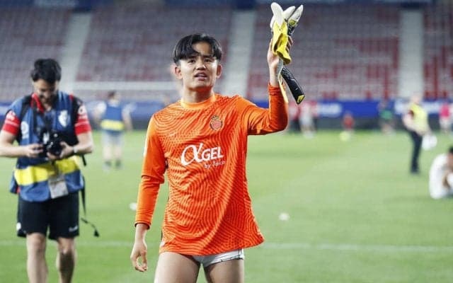 久保建英が「パンツ一丁」で「GKチャレンジ」!マジョルカ「残留決定」後に見せた「横っ飛びセーブ」