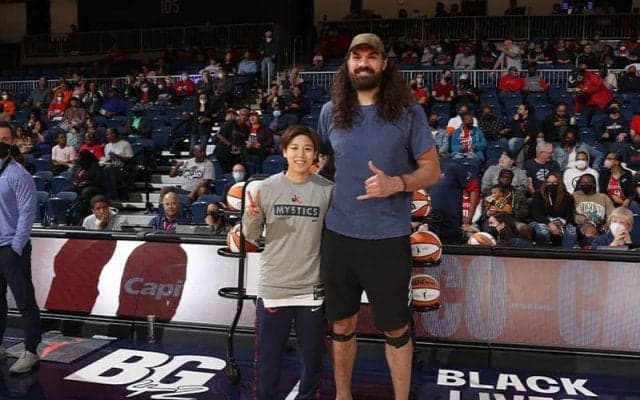 身長差約50センチ…“アニメ好き”NBA選手が町田瑠唯とツーショット写真