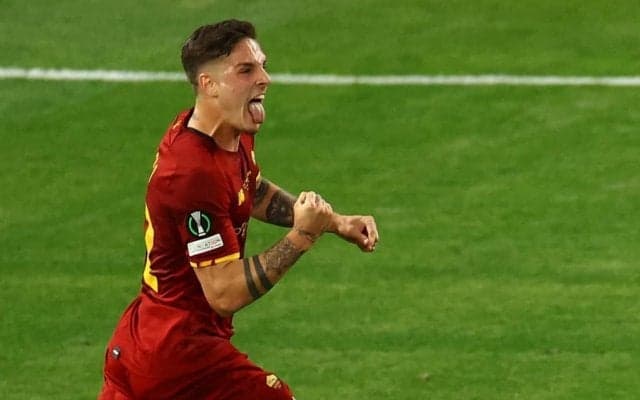 優勝を決める｢圧巻の決勝ゴール｣!!ローマがUECL初代王者に輝く!22歳イタリア代表MFが超絶ロングパスを絶妙トラップで決めた｢決勝弾｣