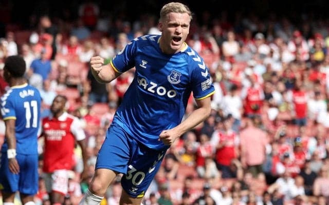 生後1カ月の愛娘が初の生観戦で父のゴール見守る！ スタジアムでは銅像になった祖父とも対面!?