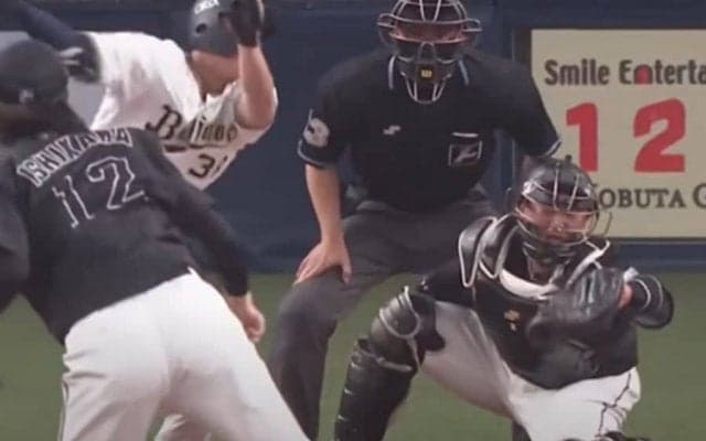 “生き物みたいな魔球”が「こんなん打てない」　難なく捕球する18歳の技術も「すごい」