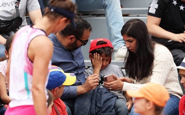 投げたラケットが跳ね返って観客席へ。子供が泣き出すトラブルが発生[全仏オープン]