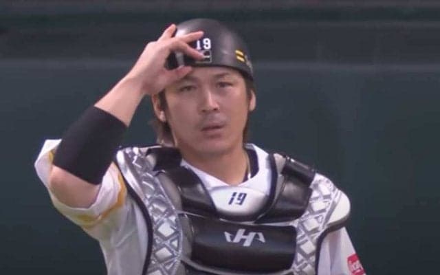 「いつみてもエグい」　ワンバン＋変化球からの“超速握り替え甲斐キャノン”に騒然