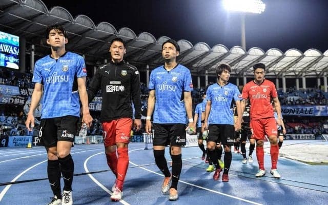 川崎フロンターレに「謎の練習生」来訪!凱旋「最強ドリブラー」と谷口彰悟の2ショットが話題に