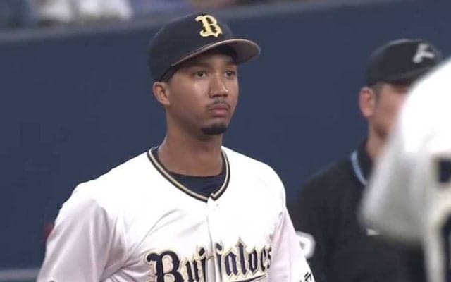 ダイビング捕球から“高速その場投げ”　三塁線の魔術師が「最高すぎる」「肩強いな」