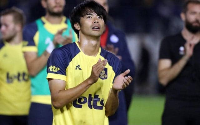 「PSG戦出てほしい！」、「やっぱり青が似合う」川崎Fにやってきた三笘薫の練習着姿にファン注目！“並々ならぬ”視線を送る人物も…