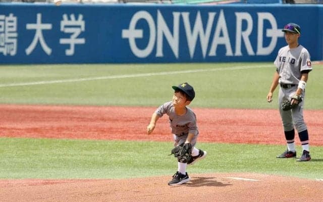 【大学野球】“13歳の慶大野球部員”が始球式　早慶戦で豪快ノーバウンド、スタンドから拍手