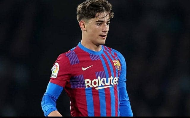 セスクが後輩ガビに助言！「バルサに残るべき」