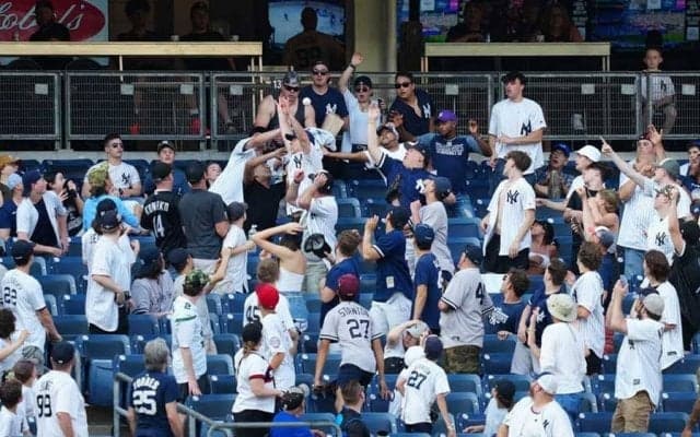 【MLB】金髪の美女ファンが“粋な贈り物”　スタンドで見せた善行が「カッコ良すぎる」