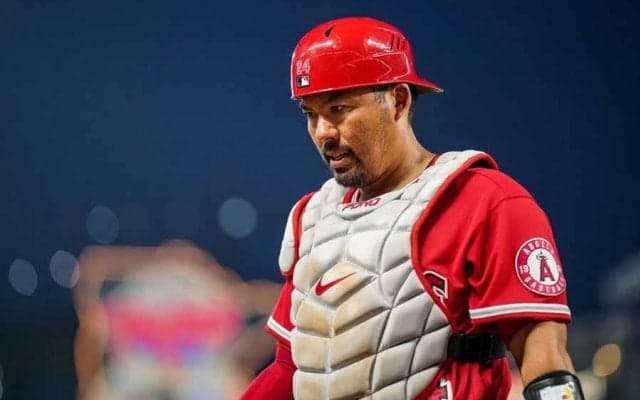 【MLB】エンゼルス捕手、顔付近にボール当たり意識もうろう…緊急交代に「ゾッとする」