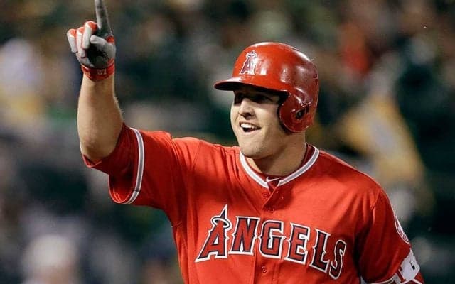 【MLB】1歳の息子が絶望した“無慈悲な豪快弾”　父トラウトのバット投げは「氷のよう」