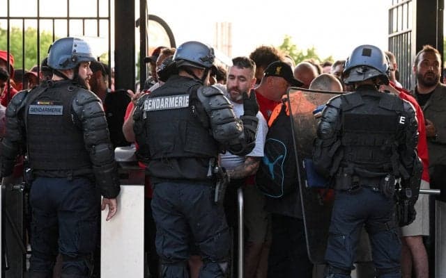 「民度低すぎる」CL決勝前、柵を乗り越え不法侵入するサポ多数…不埒者に非難・憤慨の声「組織の恥」