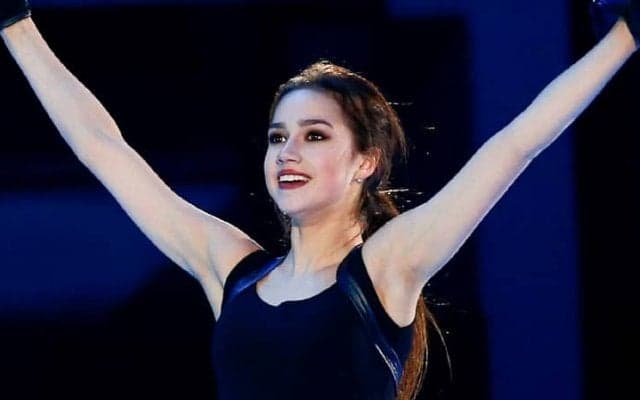 「まさにゴージャス！」ザギトワ、バカンス先での“黒ビキニ”ショットにファン喝采！「見事なまでに美しい」