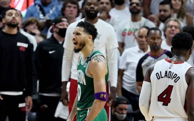 「ここまでのキャリアで最も大事な試合」でコービーのアームバンドを身につけたテイタム