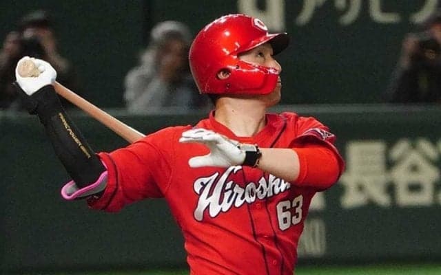 衝撃の“悪球打ち”が「イチローを彷彿」　完全ボールを安打にした「流石の天才」