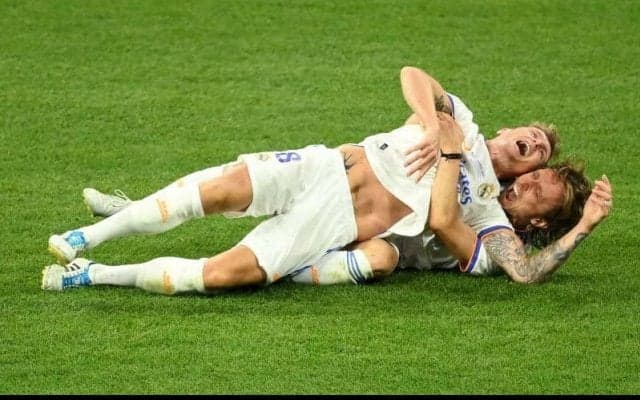 「テレビには映らない最高の物語」モドリッチ&クロースの“超熱烈ハグ”が反響「クロースがこんなことするなんて！」