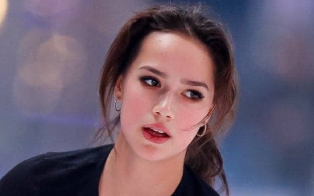 「圧巻の美しさ！」ザギトワが披露した“白ミニドレス”の美脚ショットにファン喝采！「ヘアメイクが本当にお似合い」