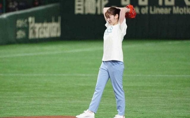 飛び跳ねる女子アナが「超絶可愛い」　無邪気な始球式…舞台裏が「天使だよね」