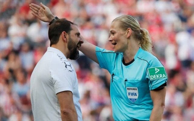 ブンデスリーガに現れた世界ナンバーワンの女性主審【サッカーと女性審判員の未来】(2)
