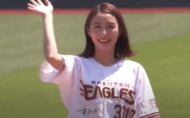 「投げ方もお顔も美しい！」　女子アナ“本気投球”が50万再生「けっこう速い球」