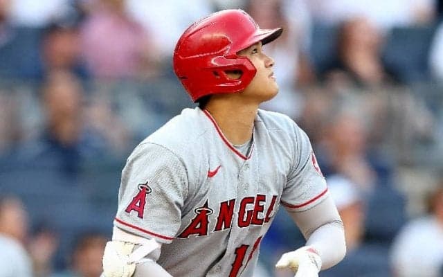 「オオタニのホームランを奪った！」大谷翔平の大飛球をジャッジがスーパーキャッチ！“HR強奪”の美技に現地解説「信じられないプレー」