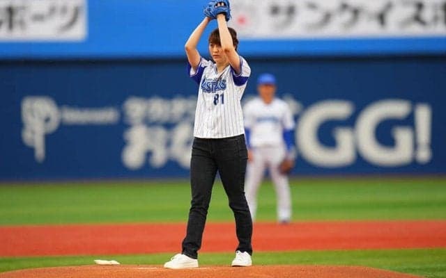 DeNA三浦監督の長女は「フォーム似てるなやっぱ」　始球式登場に「完全にパパの顔」