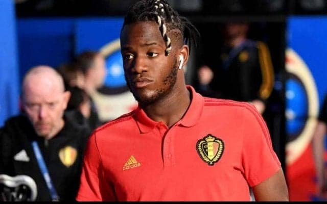 ライバルは新庄ビッグボス!? ベルギー代表FWが“虹色BMW”でド派手に登場！