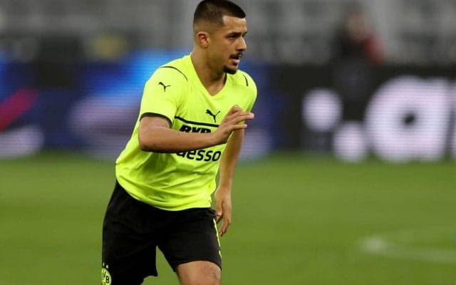 ドルトムント、今季ブンデスデビューも果たした18歳DFセミッチとプロ契約締結