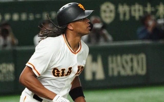 左翼手が微動だにせぬ“超高速特大弾”　打った瞬間確信の一発が「すげーな」「鳥肌」